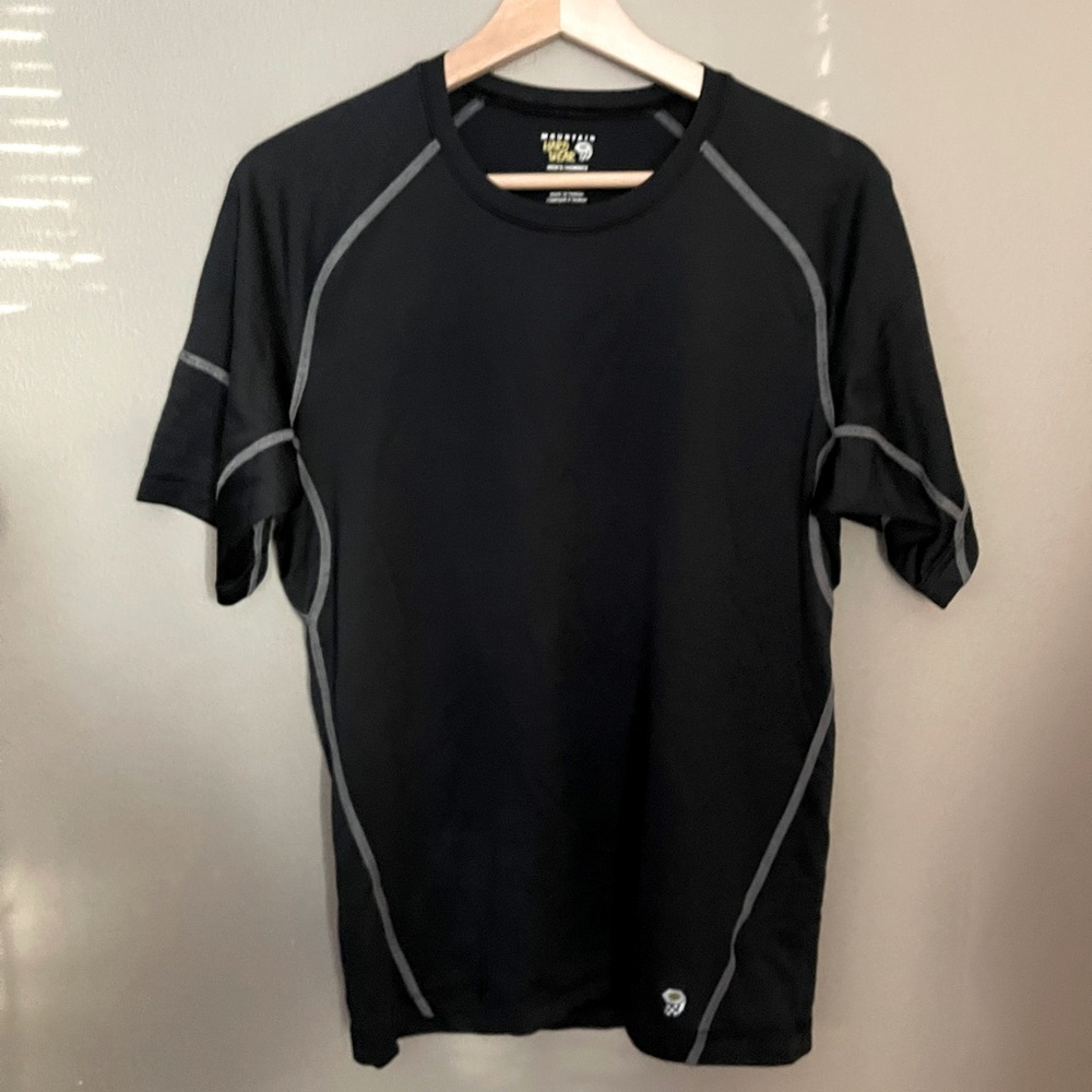 Mountain Hardware Men’s black sports t-shirt M